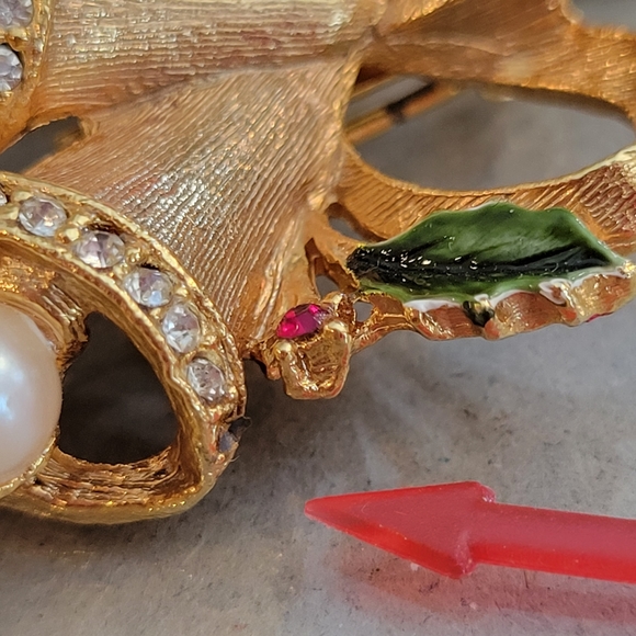Vintage Christmas Bell Brooch ~ Unsigned ~ 1960s? ~ Rhinestone Embellished - Picture 16 of 16
